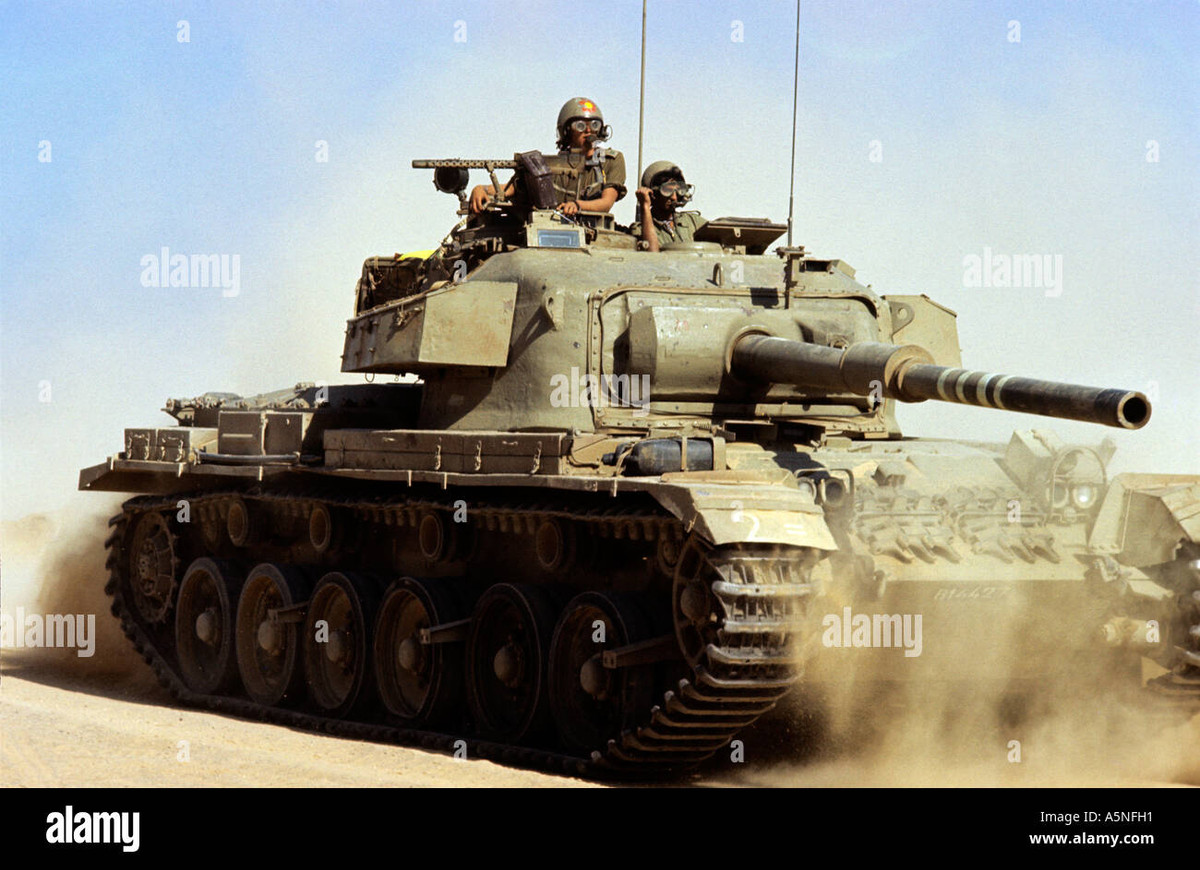 Ba thuộc tính xác định một chiếc xe tăng hiện đại là hỏa lực (pháo chính), khả năng cơ động và khả năng bảo vệ (chủ yếu là giáp xe). Trong quá trình phát triển, Israel ưu tiên thuộc tính bảo vệ cao hơn; mục đích nhằm bảo vệ con người.