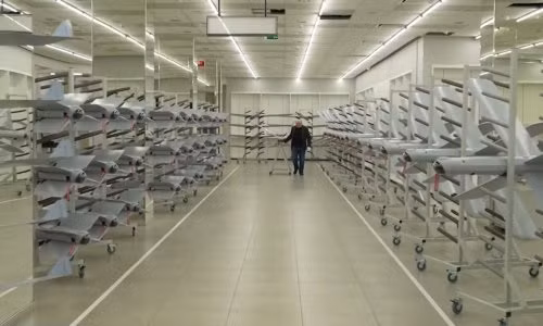 Tiếp theo và quan trọng nhất là Moskva tập trung các nguồn đầu tư và áp dụng những tiến bộ đáng kể trong ngành công nghiệp trong nước, với các biến thể mới hơn, tiên tiến hơn của UAV tự sát Lancet nói riêng, đã được đưa vào sử dụng với số lượng lớn ở chiến trường Ukraine.