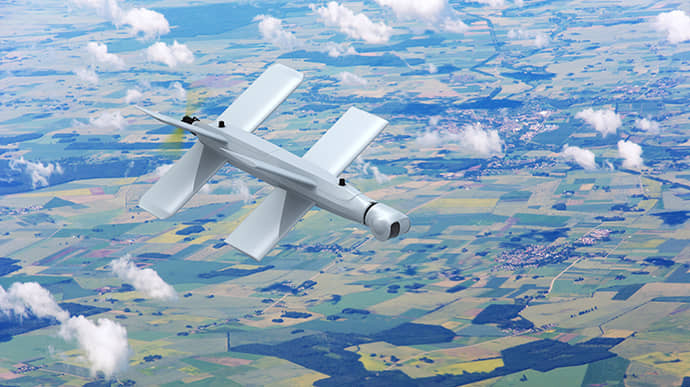 Ritter lưu ý rằng, quân đội Nga đã phát hiện và tiêu diệt thành công các đơn vị Ukraine, bằng các cuộc tấn công quy mô lớn bằng UAV các kiểu loại. Hơn nữa, cựu sĩ quan tình báo này tin rằng, Moscow có rất nhiều UAV tự sát, đến mức có đủ cho mọi quân nhân Ukraine.