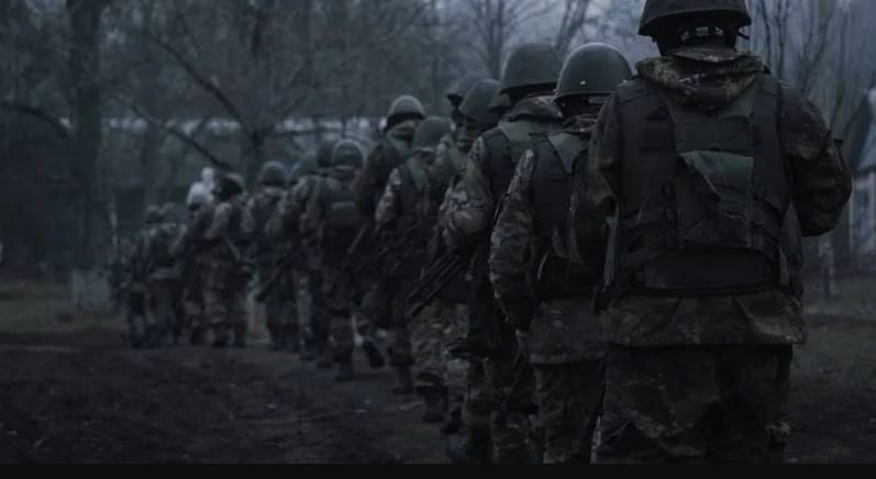 Tuy nhiên Tổng thống Zelensky cho rằng, Bakhmut đã trở thành một "biểu tượng của tinh thần Ukraine" và một "biểu tượng chính trị" riêng biệt, không thể dễ dàng từ bỏ. Theo hãng tin Mỹ CNN, Tổng thống Zelensky cũng ra lệnh tăng quân tới Bakhmut vào ngày 6/3, vì "không thể bỏ một tấc đất nào của Ukraine".