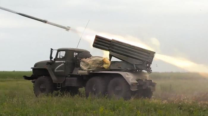 Kể từ tháng 11 năm ngoái, Quân đội Nga đã tăng cường toàn diện cuộc tấn công vào thành phố Bakhmut, trung tâm của tuyến phòng thủ Donbass đầu tiên ở Ukraine. Với ưu thế vượt trội về pháo binh của Quân đội Nga, Bakhmut đã bị bao vây ba mặt.