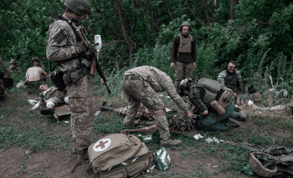 Phải đến khi Quân đội Nga chuẩn bị hoàn thành vòng vây, quân Ukraine ở Severodonetsk-Lisichansk có thể bị chia cắt và tiêu diệt hoàn toàn nếu không rút lui, thì lúc đó Tổng thống Zelensky mới ra lệnh cho Quân đội Ukraine triệt thoái khỏi hai thành phố.