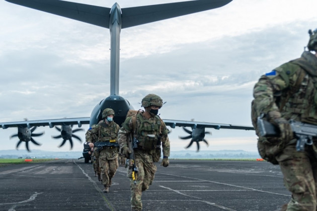 Còn theo thông tin mới nhất, ngày hôm qua, Bộ Quốc phòng Anh đã cử ít nhất hai đại đội tấn công đường không, của quân đội nước này tới Ukraine.