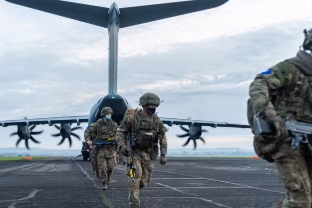 Còn theo thông tin mới nhất, ngày hôm qua, Bộ Quốc phòng Anh đã cử ít nhất hai đại đội tấn công đường không, của quân đội nước này tới Ukraine.