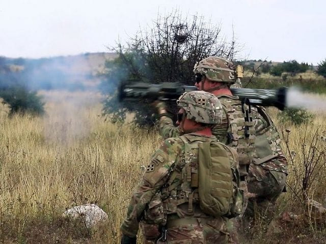 Theo nguồn tin, số quân nhân trên gồm 150 người, thuộc Lữ đoàn đổ bộ đường không số 16 của Quân đội Anh, sẽ phối hợp hoạt động cùng với tiểu đoàn địa phương quân tình nguyện Azov của Ukraine. 