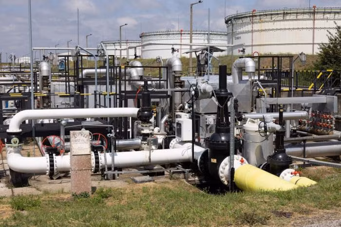 Tuy nhiên, năng lượng là một loại “tiền tệ cứng” trên thị trường quốc tế, nhiều quốc gia (ngoại trừ các nước phương Tây) vẫn có nhu cầu, và Nga vẫn có thể kiếm được thu nhập ngoại hối. Bằng cách duy trì thương mại năng lượng với các nước khác, Nga có thể tiếp tục mua các bộ phận mà họ cần, có thể hỗ trợ sản xuất quân sự của Nga và Nga có khả năng tiếp tục chiến đấu.