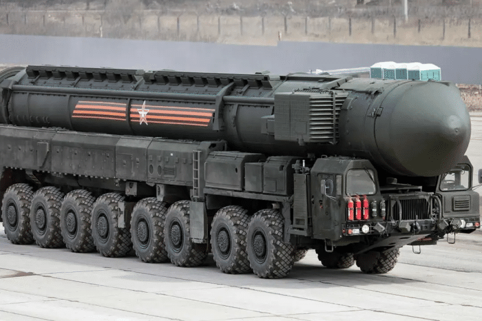 Con bài lớn thứ hai là vũ khí hạt nhân, Nga là quốc gia có diện tích đất liền lớn nhất thế giới, để bảo vệ một diện tích rộng lớn như vậy nhất định phải dựa vào vũ khí hạt nhân.