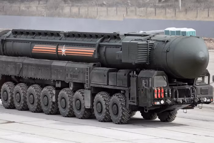 Con bài lớn thứ hai là vũ khí hạt nhân, Nga là quốc gia có diện tích đất liền lớn nhất thế giới, để bảo vệ một diện tích rộng lớn như vậy nhất định phải dựa vào vũ khí hạt nhân.