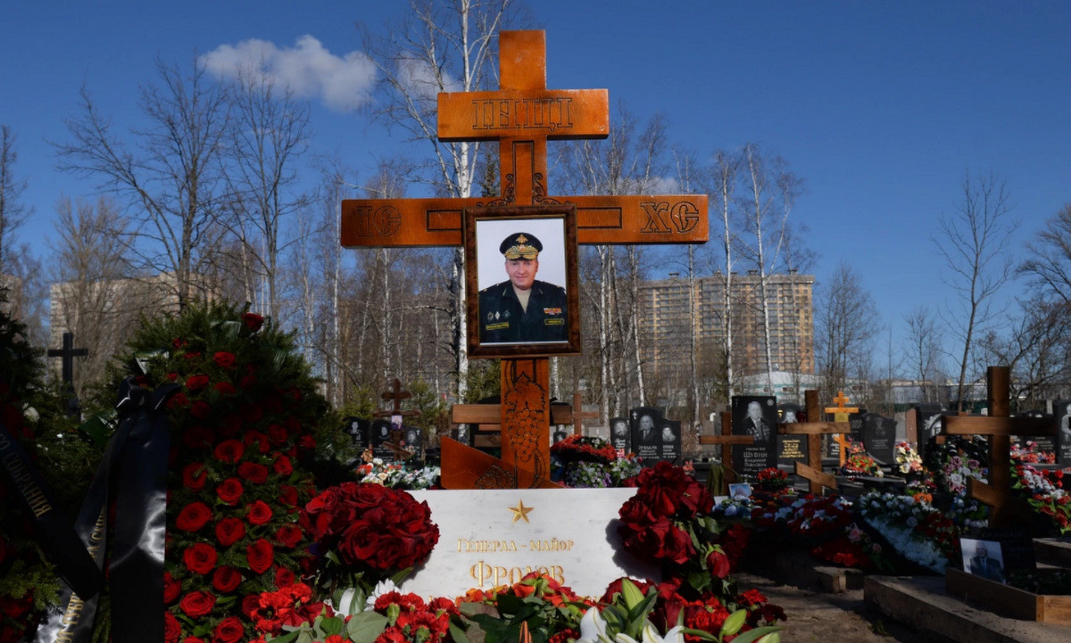 Thứ hai, có một vấn đề lớn đối với hệ thống chỉ huy liên lạc của Nga. Trong số các tướng lĩnh và sĩ quan cấp cao của Quân đội Nga thiệt mạng tại Ukraine, hầu hết đều bị hy sinh bởi những tay súng bắn tỉa và sở chỉ huy của họ, bị bao trùm bởi hỏa lực hạng nặng của Quân đội Ukraine.