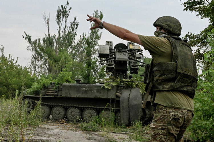 Điều đáng nói là trang bị mới của Quân đội Nga cũng thể hiện quyết tâm trong chiến dịch này. Ví dụ, hiệu suất chiến đấu của những chiếc xe tăng và vũ khí dẫn đường chính xác, đặc biệt là vào ban đêm, không ấn tượng lắm. Sau khi lắp đặt khí tài quan sát ảnh nhiệt, Quân đội Nga có thể tấn công chính xác vào ban đêm; trong khi Quân đội Ukraine chỉ có thể lo lắng, vì trang bị của họ không theo kịp. 