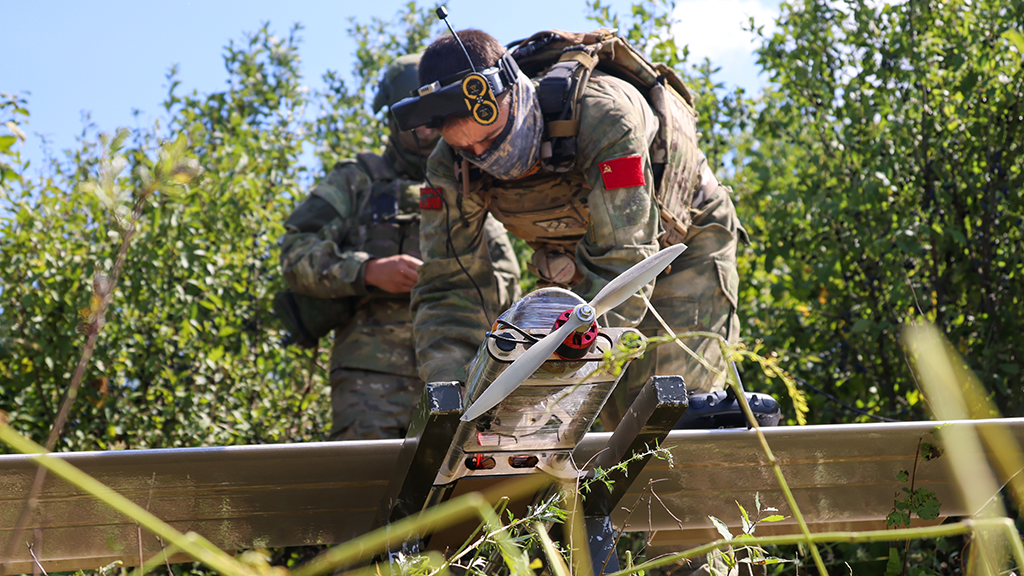 Nói về công nghệ cao, Quân đội Nga lần này cũng rất giỏi tác chiến điện tử. Họ đã thiết lập một hệ thống gây nhiễu điện tử, trực tiếp làm gián đoạn mạng lưới thông tin liên lạc của Quân đội Ukraine, làm gián đoạn chỉ huy, khiến việc hiệp đồng giữa các đơn vị trở nên khó khăn. 