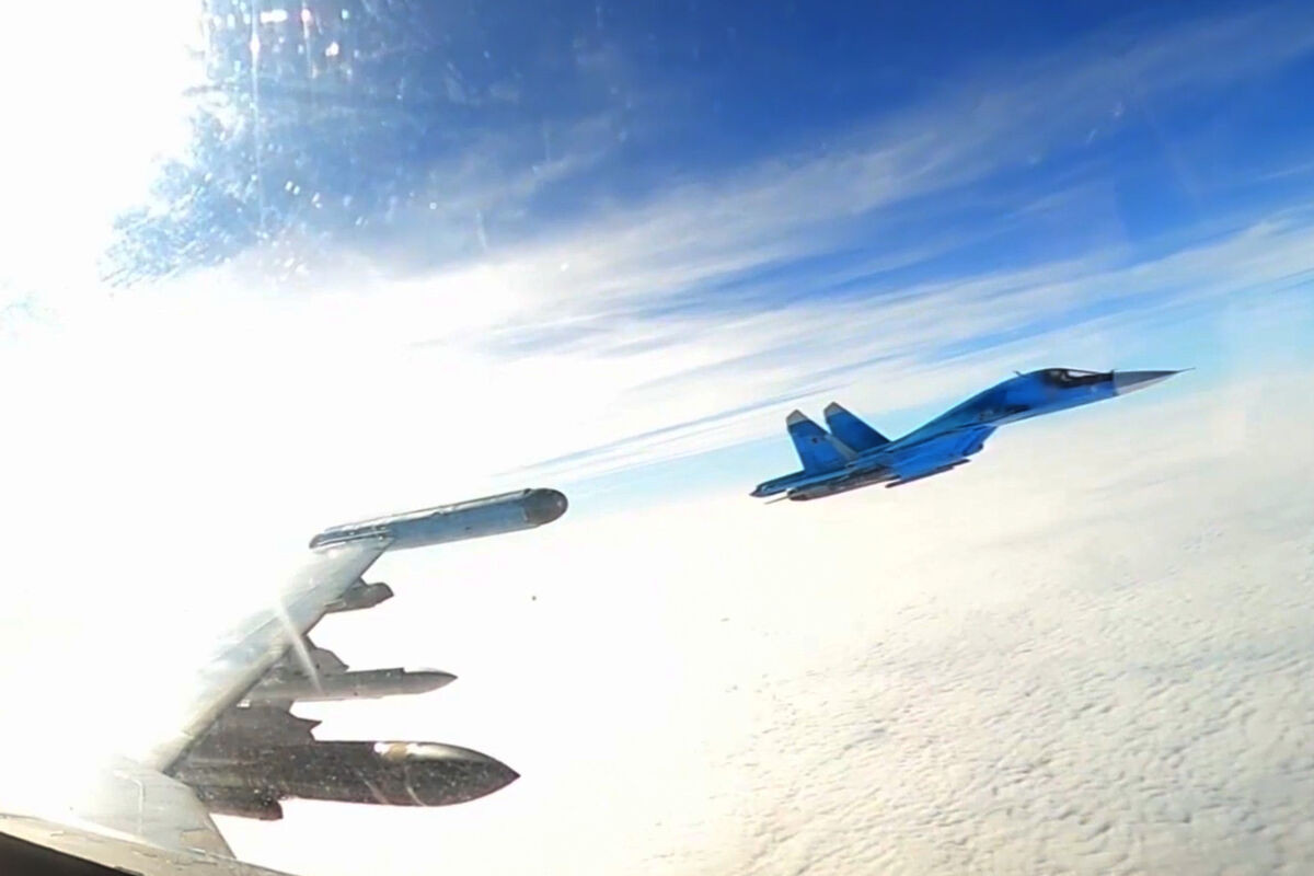 Cuộc tấn công này không chỉ phá hủy khả năng phòng thủ của Quân đội Ukraine, mà còn tạo ra cơ hội tuyệt vời cho lực lượng bộ binh. Máy bay chiến đấu đa năng Su-35S là chuyên gia trong cả chiến đấu trên không và tấn công mặt đất, và nó xuất hiện thường xuyên trong suốt trận chiến. 