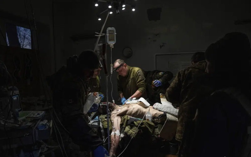 So với Nga, tỷ lệ thiệt hại chiến đấu của Quân đội Ukraine đã đạt khoảng 10:1; điều này phơi bày hai vấn đề rõ ràng nhất. Thứ nhất: Việc Nga một mình chiến đấu chống lại toàn bộ các nước phương Tây không phải là vô căn cứ.