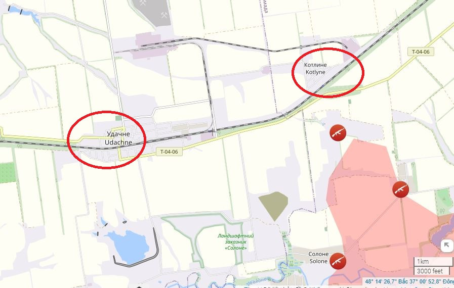 Các nguồn tin của Ukraine cho biết, nếu quân Nga cắt được đường T-0406 ở khu vực Udachne và Kotlyne, thì sẽ là “nhát dao chí mạng” đối với Ukraine, vì ở phía bắc con đường này có trung tâm quản lý và khai thác mỏ Pokrovskoye rất lớn. Cho đến nay, hoạt động khai thác than ở khu vực này đã bị đóng băng, do chiến sự. (Nguồn ảnh: Liveuamap, Topwar, Kyiv Post).