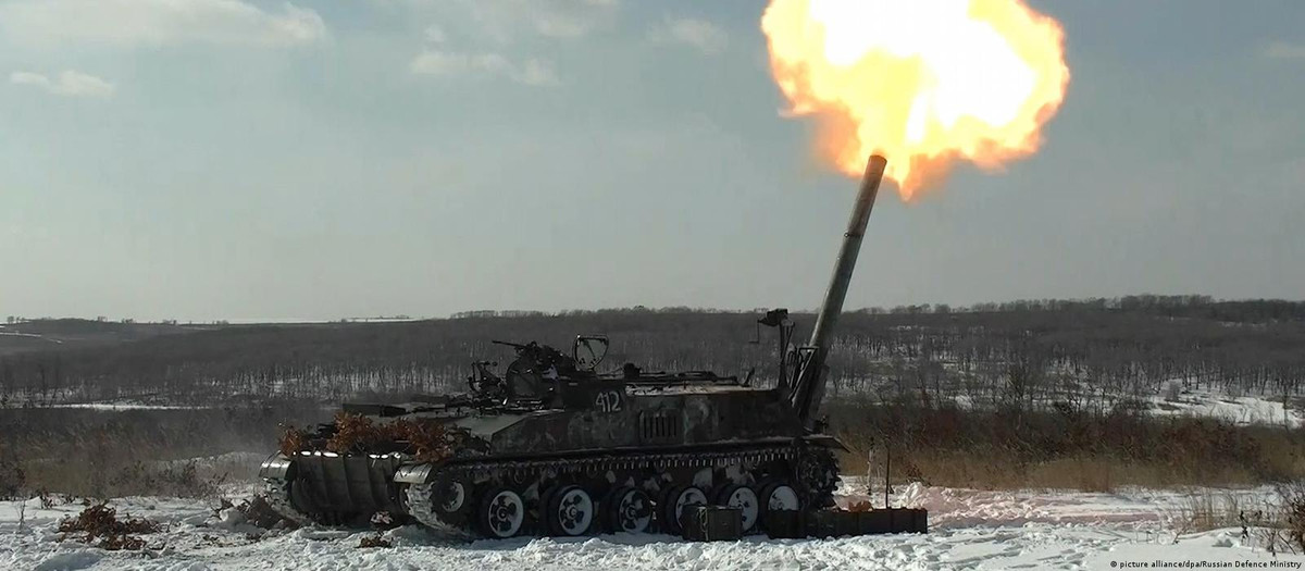 Còn ở phía đông nam của Bakhmut, các Lữ đoàn tinh nhuệ số 1, 4 và 17 của Ukraine cũng có ý định rút lui dưới sự yểm trợ của một tiểu đoàn cảm tử quân Ukraine. Tuy nhiên lực lượng cảm tử này của Ukraine, cũng đã bị súng cối tự hành 2S4 240mm của Nga bao trùm hỏa lực. 