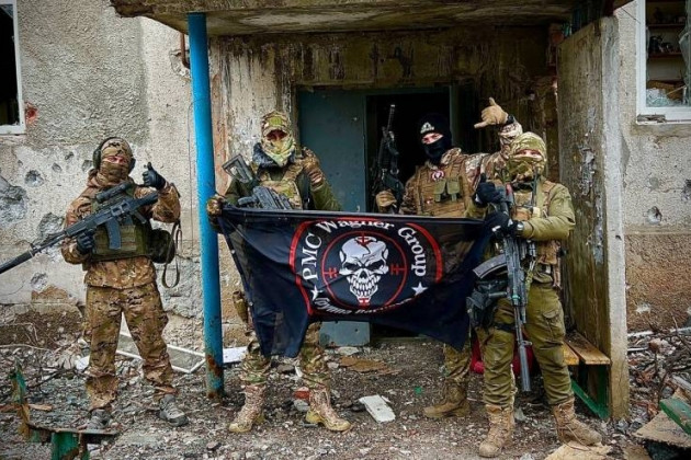 Hiện tại tình hình ở Bakhmut đã diễn biến đến tình trạng nguy hiểm nhất; lính đánh thuê Wagner của Nga đang đẩy nhanh tốc độ tấn công thành phố từ phía tây bắc, lần lượt tràn ngập các khu dân cư và làng mạc, từng bước khép lại vòng vây.