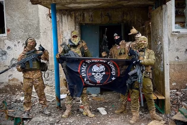 Hiện tại tình hình ở Bakhmut đã diễn biến đến tình trạng nguy hiểm nhất; lính đánh thuê Wagner của Nga đang đẩy nhanh tốc độ tấn công thành phố từ phía tây bắc, lần lượt tràn ngập các khu dân cư và làng mạc, từng bước khép lại vòng vây.