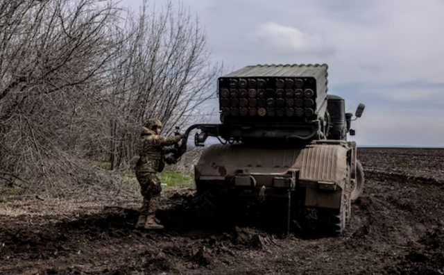 Số pháo có nguồn gốc Liên Xô của Ukraine, hiện chiếm phần lớn trong kho vũ khí của họ, nhưng từ lâu đã thiếu đạn. Điều này buộc Ukraine phải dựa vào pháo ít ỏi do các nước phương Tây cung cấp, khi họ sử dụng đạn pháo 155mm, chiếm số lượng nhỏ so với số pháo mà Ukraine hiện có. 