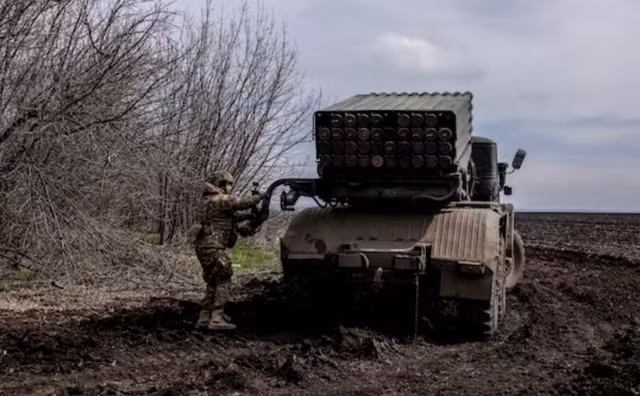 Số pháo có nguồn gốc Liên Xô của Ukraine, hiện chiếm phần lớn trong kho vũ khí của họ, nhưng từ lâu đã thiếu đạn. Điều này buộc Ukraine phải dựa vào pháo ít ỏi do các nước phương Tây cung cấp, khi họ sử dụng đạn pháo 155mm, chiếm số lượng nhỏ so với số pháo mà Ukraine hiện có. 