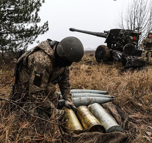 Trả lời phỏng vấn của hãng tin Mỹ CNN, một sĩ quan quân đội Ukraine tiết lộ, dù thiếu hụt nguồn cung cấp đạn, các lực lượng pháo binh Ukraine vẫn bắn khoảng 7.700 viên đạn mỗi ngày, tương đương cứ 6 giây lại bắn một viên. Còn mỗi ngày, pháo binh Nga có thể bắn số đạn pháo gấp 3 lần Ukraine, tương đương cứ 2 giây lại bắn một viên.