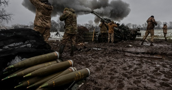 Chiến trường Ukraine cuối cùng sẽ là một cuộc chiến pháo binh, vì vậy bên nào có nhiều đạn pháo hơn hoặc có thể sản xuất và tích trữ được nhiều đạn hơn, sẽ có lợi thế lớn. Sự sẵn có của đạn pháo là một trong những yếu tố quan trọng nhất trong cuộc chiến này.