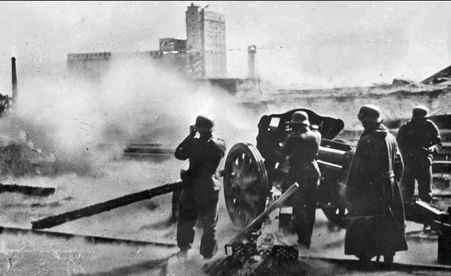 Theo lịch sử quân sự thế giới, quân đội Đức phát xít đã sử dụng khoảng 3.000 khẩu pháo và súng cối tại thành phố Stalingrad của Liên Xô, bắn trung bình khoảng 60.000 viên đạn mỗi ngày. Hồng quân Liên Xô dần dần tăng cường hỏa lực sau chiến dịch, bắn khoảng 75.000 viên đạn mỗi ngày. 