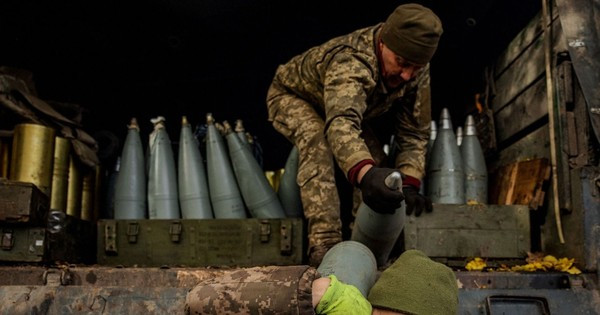 Quân đội Ukraine có thể đang tích trữ một số đạn pháo cho một cuộc phản công mùa xuân đã được lên kế hoạch. Những người lính ở tiền tuyến nói rằng, họ hiện có đủ đạn pháo để đẩy lùi các cuộc tấn công hàng ngày, nhưng không đủ để chi viện phản công, vì khi phản công cần mật độ hỏa lực cao hơn nhiều so với lúc phòng thủ. 