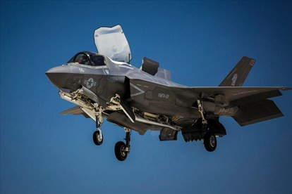 Hệ thống điều khiển máy bay chiến đấu F-35B có mức độ tự động hóa cao, có thể nhanh chóng điều chỉnh lực đẩy động cơ theo lệnh bay và điều chỉnh góc của vòi phun véc tơ để có thể cất và hạ cánh thẳng đứng hoặc bay ở mức tốc độ cao. Tuy nhiên, trong thực tế sử dụng, loại máy bay chiến đấu tiên tiến này liên tục gặp sự cố, đến nay đã có 3 vụ rơi.