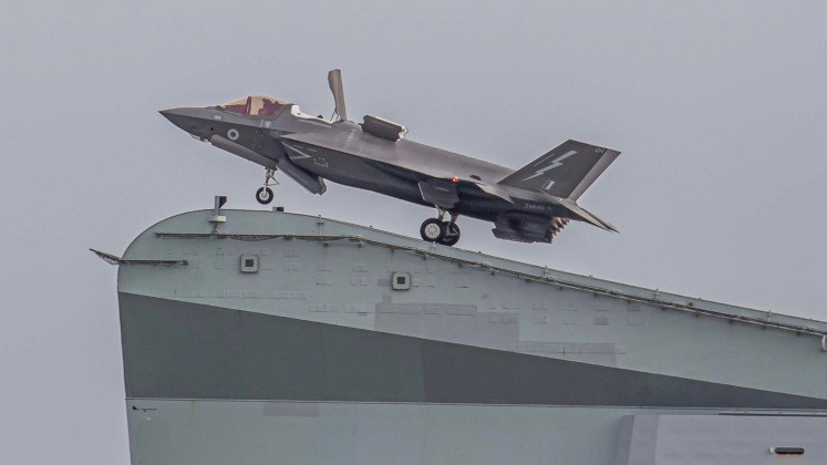 Các nỗ lực của Hải quân Anh để lấy mảnh vỡ của chiếc máy bay chiến đấu F-35B bị rơi đã kết thúc trong một vụ bê bối rất nghiêm trọng; khi phương tiện không người lái dưới nước lặn xuống độ sâu chỗ chiếc máy bay rơi, thì hầu hết các mảnh vỡ chỉ đơn giản là biến mất, bởi những phương tiện “không xác định”.