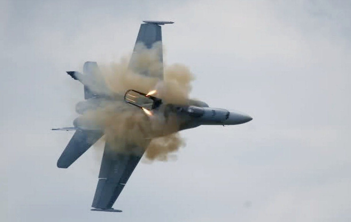 Trong khi đó vụ rơi F-35B tiếp tục gây ra bê bối, khi hãng sản xuất ghế phóng Martin Baker bị tố cáo “biến đám tang trở thành một sự kiện hạnh phúc”, khi cố gắng phổ biến đoạn video chiếc F-35B rơi, để quảng cáo về độ an toàn về chiếc ghế phóng do họ sản xuất.