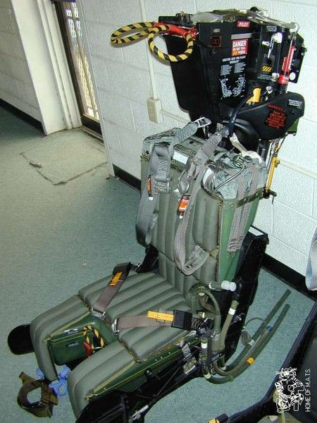 Martin Baker là công ty đầu tiên trên thế giới tham gia vào việc thiết kế và sản xuất ghế phóng cho phi công. Ngay sau khi Chiến tranh thế giới thứ hai kết thúc, công ty đã lắp đặt ghế phóng do mình thiết kế trên máy bay chiến đấu phản lực Meteor cho các cuộc thử nghiệm phóng, mở ra “huyền thoại cứu mạng” của ghế phóng.