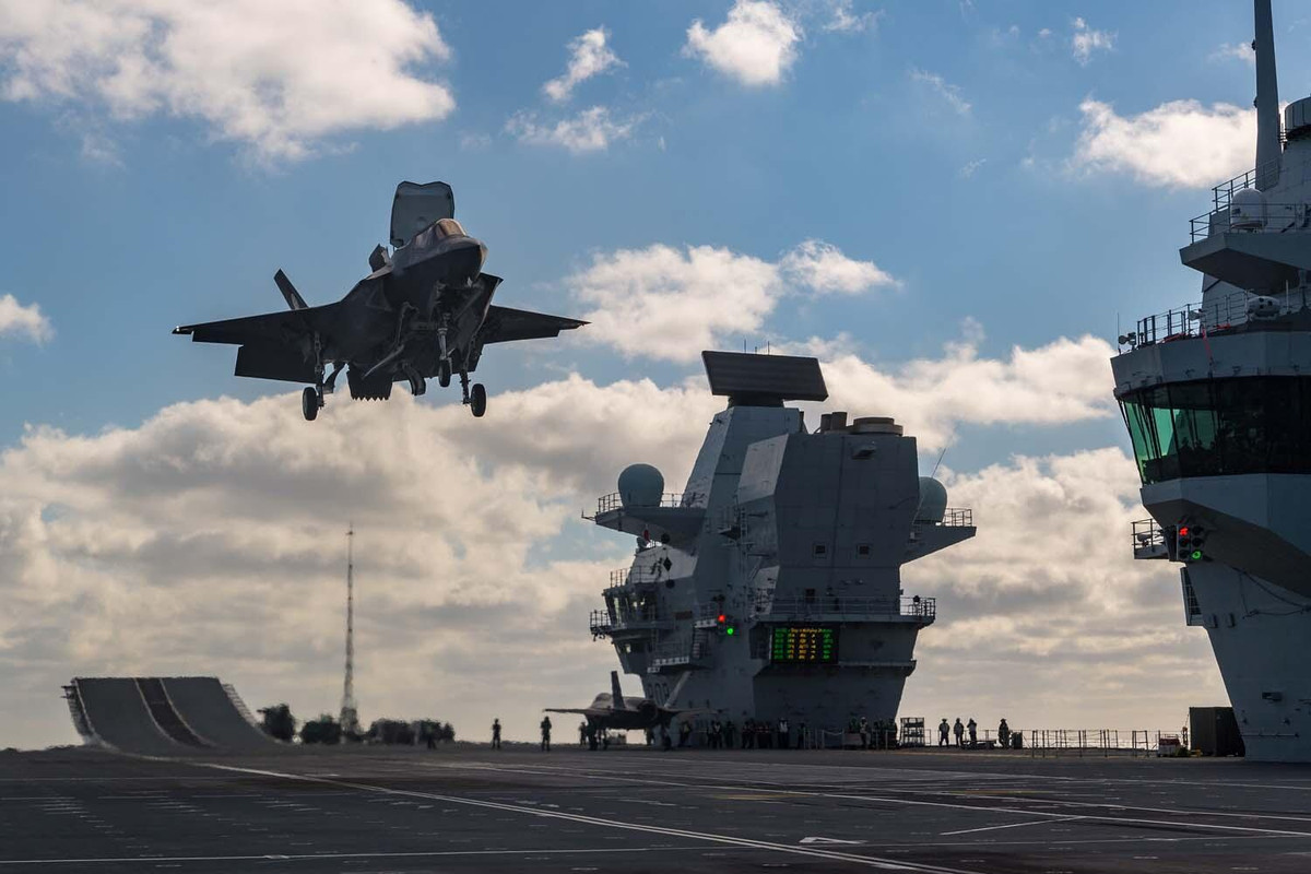 F-35B là máy bay chiến đấu tàng hình cất và hạ cánh tầm ngắn / thẳng đứng quy mô lớn đầu tiên trên thế giới. Máy bay có thể mang nhiều loại vũ khí để thực hiện các nhiệm vụ tấn công mặt đất, trên biển và không chiến.