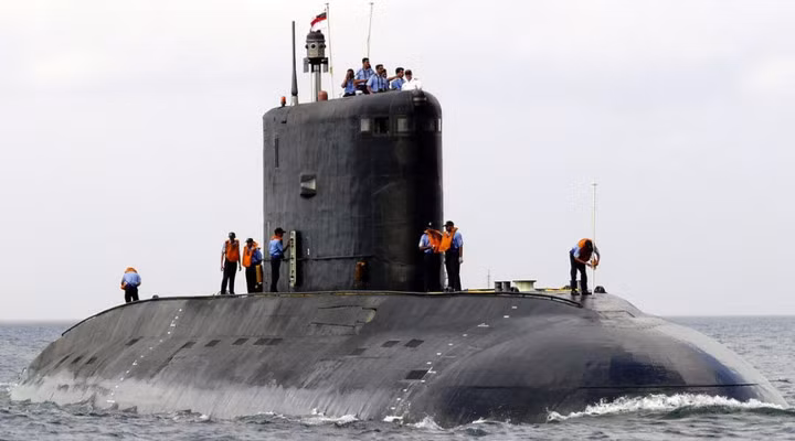 Trước đó có thông tin cho rằng, một tàu ngầm lớp Kilo cải tiến của Hải quân Nga, thuộc Hạm đội Biển Đen, mà phương Tây đặt biệt danh là “hố đen đại dương”, vì khả năng giữ bí mật rất tốt; có thể đã di chuyển vào khu vực này. 