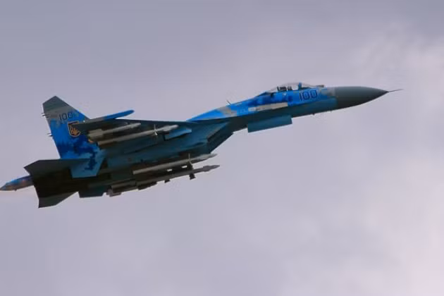 Còn theo số liệu của truyền thông phương Tây đưa ra, Không quân Ukraine vẫn có một số lượng khá lớn máy bay chiến đấu và máy bay trực thăng. Tổng số máy bay chiến đấu có người lái trong biên chế của Không quân Ukraine là khoảng 60 chiếc.