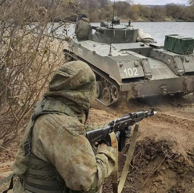 Lính dù Nga nổi tiếng về kỹ năng chiến đấu, tính cơ động và lòng dũng cảm. Là một lực lượng quan trọng của Quân đội Nga, lính dù không chỉ có khả năng triển khai nhiệm vụ nhanh chóng, mà còn có thể thực hiện nhiều nhiệm vụ chiến thuật khác nhau trên địa hình phức tạp và môi trường thay đổi. Về trang bị, lính dù Nga được trang bị súng trường tấn công AN-94, xe chiến đấu nhảy dù dòng BMD,... giúp họ hỗ trợ đắc lực trong chiến đấu.