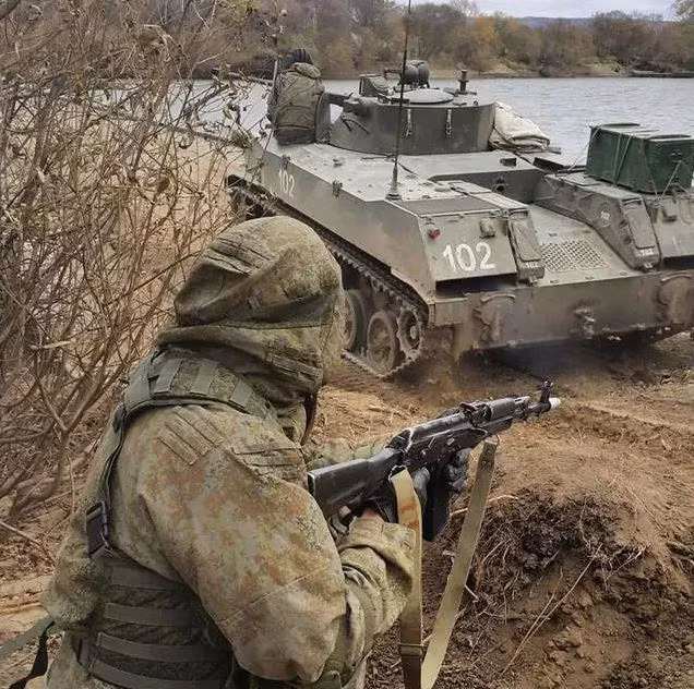 Lính dù Nga nổi tiếng về kỹ năng chiến đấu, tính cơ động và lòng dũng cảm. Là một lực lượng quan trọng của Quân đội Nga, lính dù không chỉ có khả năng triển khai nhiệm vụ nhanh chóng, mà còn có thể thực hiện nhiều nhiệm vụ chiến thuật khác nhau trên địa hình phức tạp và môi trường thay đổi. Về trang bị, lính dù Nga được trang bị súng trường tấn công AN-94, xe chiến đấu nhảy dù dòng BMD,... giúp họ hỗ trợ đắc lực trong chiến đấu.