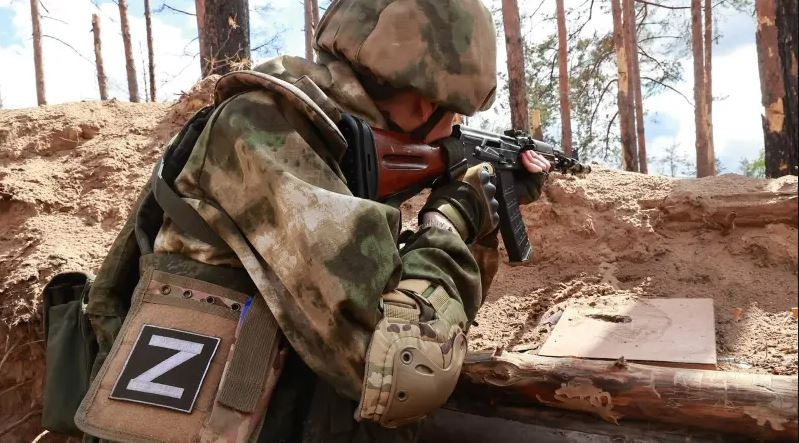 Người ta nói lính dù Nga không có kẻ hèn nhát, và lần này trận chiến ở khu đô thị Chasov Yar một lần nữa chứng minh điều này. Mặc dù lực lượng bao vây Nga bị mất một phần lực lượng pháo binh, Sư đoàn lính dù số 98 của Nga vẫn bất chấp hỏa lực của pháo binh Ukraine để vượt qua kênh đào và chiếm được nhiều vị trí của Ukraine trong một đòn tấn công. (Nguồn ảnh: Topwar, Sputnik, CNN).