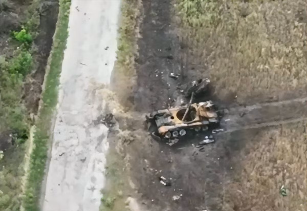 Theo tờ Skynews của Anh, các binh sĩ Ukraine đang có dấu hiệu cạn kiệt nhanh chóng dự trữ đạn, do nguồn cung cấp đạn được tiến hành một cách lộn xộn. Nhưng một điều động viên cho Quân đội Ukraine, là nhiều loại vũ khí phương Tây lần đầu xuất hiện ở chiến trường Kherson. 