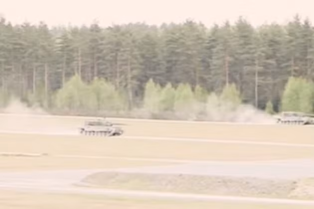 Vài giờ trước, một đoàn xe tăng Leopard 2A4\2A6 đã được phát hiện ở ranh giới giữa Mykolaiv và Kherson, khi băng qua sông Ingulets. Đây là bằng chứng đầu tiên về sự xuất hiện của xe tăng NATO trên lãnh thổ Ukraine. Thông tin về điều này được cung cấp bởi kênh Telegram Rybar.