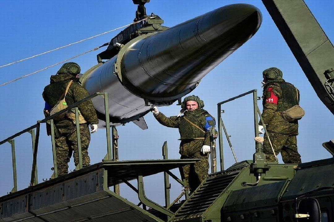 Lực lượng tác chiến phía Nga được huy động bao gồm: tên lửa, pháo binh, lực lượng dù, không quân và Hạm đội Biển Đen của Hải quân Nga. Có thể nhìn thấy những làn khói đạn dày đặc thổi ra ở khắp mọi nơi; ngay cả sở chỉ huy tác chiến bất khả xâm phạm miền nam Ukraine cũng bị quân đội Nga trực tiếp phá hủy. 