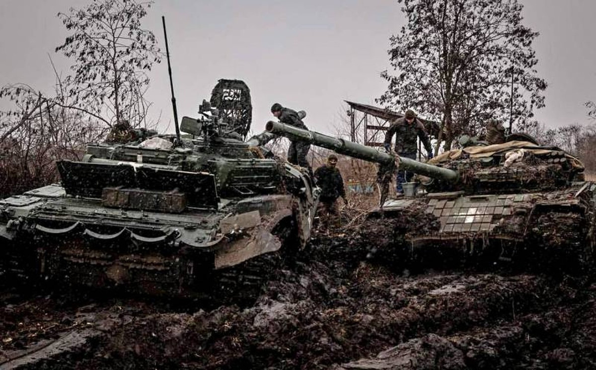 Tốc độ di chuyển chậm, lại dễ sa lầy, do vậy Leopard 2 dễ trở thành mục tiêu của pháo binh Nga. Để đối phó với xe tăng Leopard 2 của Ukraine, Nga đã chuẩn bị một lượng lớn pháo và vũ khí chống tăng riêng lẻ; nên một số chiếc Leopard 2, không thể giải vây cho quân phòng thủ Ukraine ở Bakhmut. 