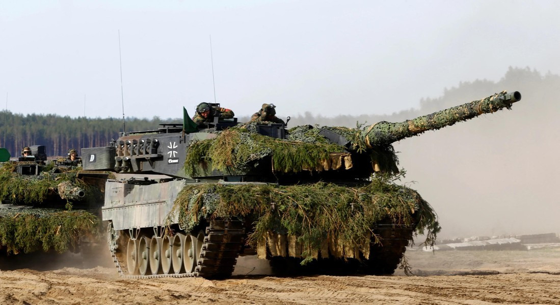 Xe tăng chiến đấu chủ lực Leopard 2 nặng khoảng 55,15 tấn, nhiều hơn 9 tấn so với xe tăng T-90M mới nhất của Nga. Mặc dù xe tăng Leopard 2 có khả năng cơ động tốt, nhưng đường xá ở Bakhmut lầy lội, khiến Leopard 2 nặng nề trở nên khó di chuyển. 