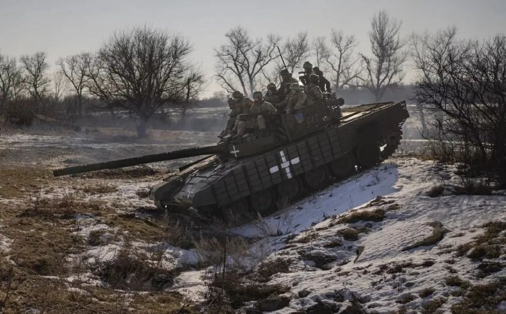 Quân đội Ukraine ở thành phố Bakhmut hiện bị bao vây ba mặt và gần như hết đạn chiến đấu. Tuy nhiên, các đơn vị trinh sát của Nga đã phát hiện vào ngày 27/2, Quân đội Ukraine đang điều xe tăng Leopard 2 đến tăng cường cho mặt trận Bakhmut, nơi đang là mục tiêu chính của Quân đội Nga. 
