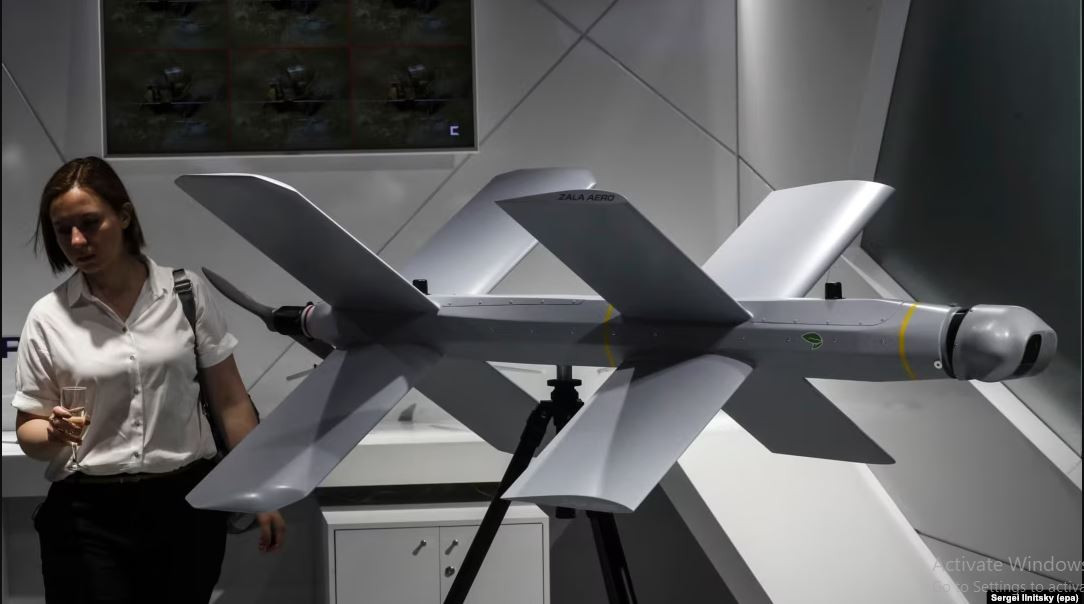 UAV tự sát Lancet thực chất là một loại tên lửa hành trình lảng vảng, tổng trọng lượng của phiên bản Lancet-3 là 12 kg, với đầu đạn nặng 3 kg, bán kính chiến đấu là 40 km và thời gian hoạt động là 30 phút; tốc độ bay là 80 km/h. Lancet có thể bay tự động, định vị và tiêu diệt mục tiêu một cách tự động, sử dụng đầu dẫn hướng camera TV và là vũ khí tấn công chính xác của bộ binh Nga.