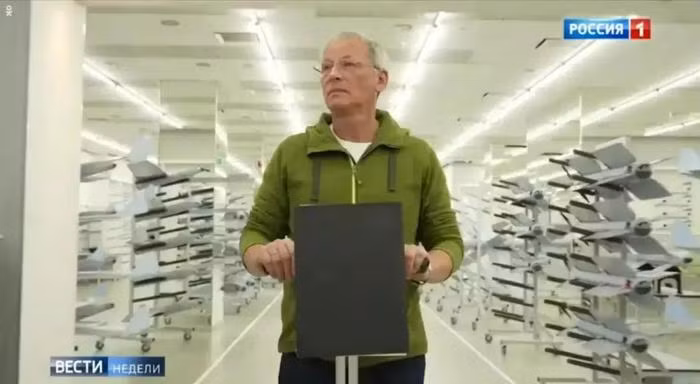 Chemezov, Chủ tịch công ty Rostec thuộc sở hữu nhà nước của Nga nói rằng, Rostec sẽ cung cấp cho quân đội Nga nhiều UAV tự sát Lancet và Kube. Để hỗ trợ chiến trường, Tập đoàn hàng không Zara của Kalashnikov, công ty con của Tập đoàn Rostec, đang làm việc ngoài giờ để sản xuất UAV Lancet với tốc độ tối đa. 