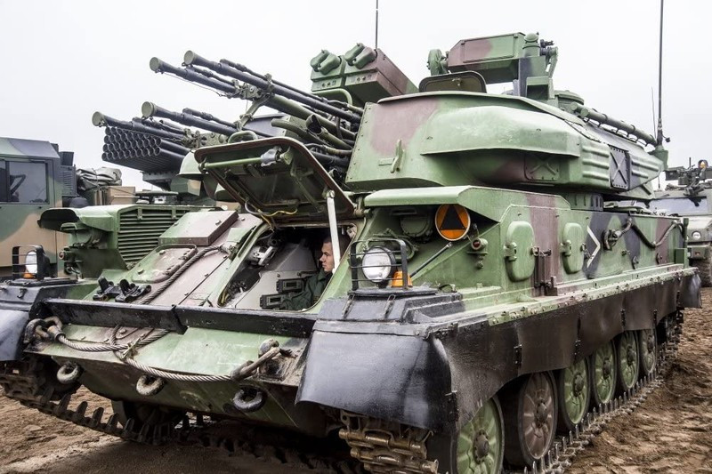 Sau này, để bảo vệ đội hình chiến đấu của các đơn vị tăng - thiết giáp, hỏa lực phòng không của bộ đội thiết giáp bắt đầu xuất hiện. Khi đó pháo phòng không được bố trí trực tiếp trên khung gầm xe tăng, để song hành cùng bộ đội thiết giáp; nếu gặp máy bay cường kích địch, thì pháo phòng không có thể nhanh chóng vào trạng thái chiến đấu. 