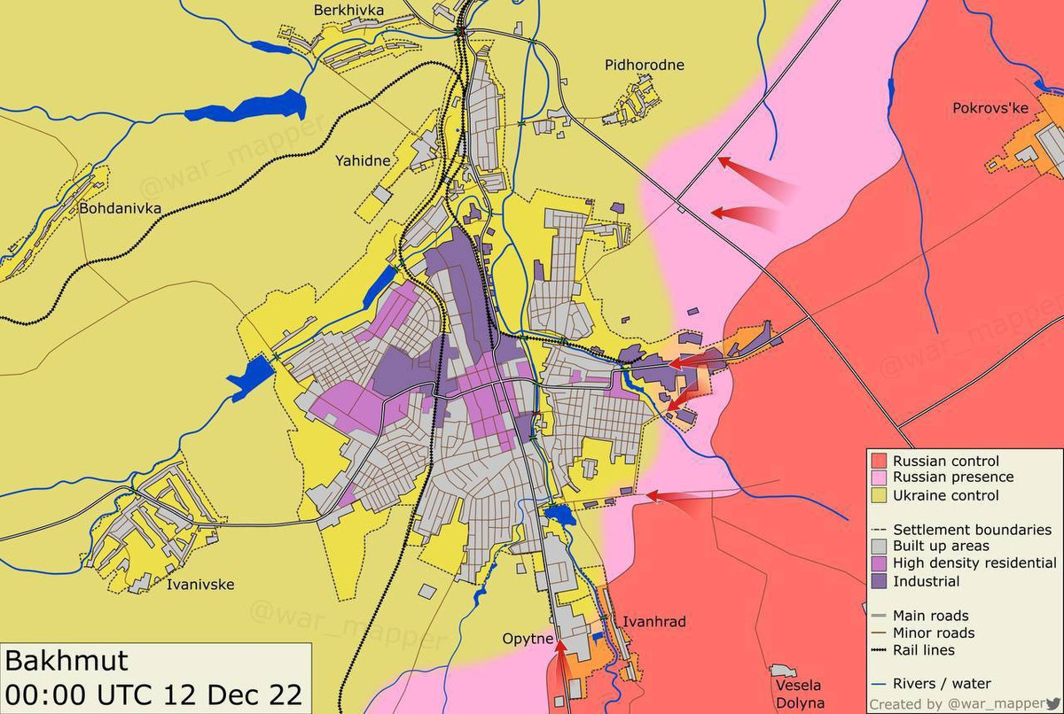 Vị trí địa lý của Bakhmut khá đặc biệt, đây là đầu mối giao thông quan trọng của Ukraine và là một phần quan trọng trong đường tiếp tế của quân đội Ukraine. Nếu quân đội Nga tràn ngập Bakhmut, thì sẽ thông con đường đến các thành trì quan trọng tại tỉnh Donetsk là Kramatorsk và Slavyansk. Vì vậy, Ukraine phải quyết tâm bảo vệ Bakhmut 