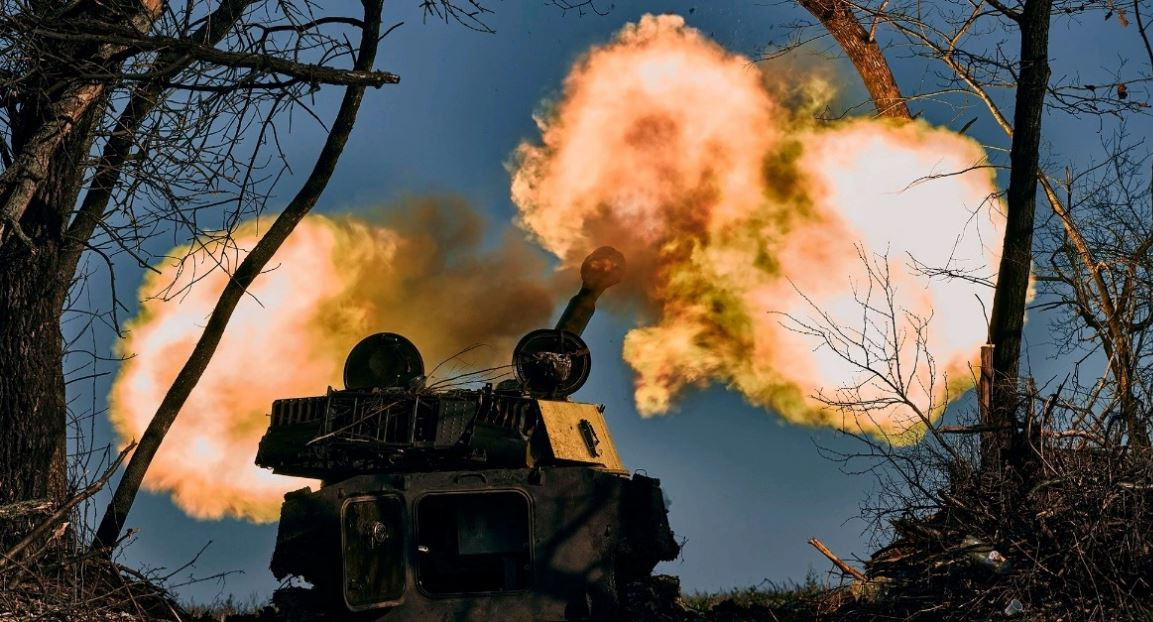 Quyết tâm chiến đấu của lãnh đạo quân đội Nga không chỉ là giành quyền kiểm soát Bakhmut, mà còn biến Bakhmut thành nơi tiêu hao lực lượng chủ lực tinh nhuệ cũng như vũ khí, khí tài của quân đội Ukraine. Chiến thuật chủ yếu của Quân đội Nga là tấn công bằng hỏa lực.