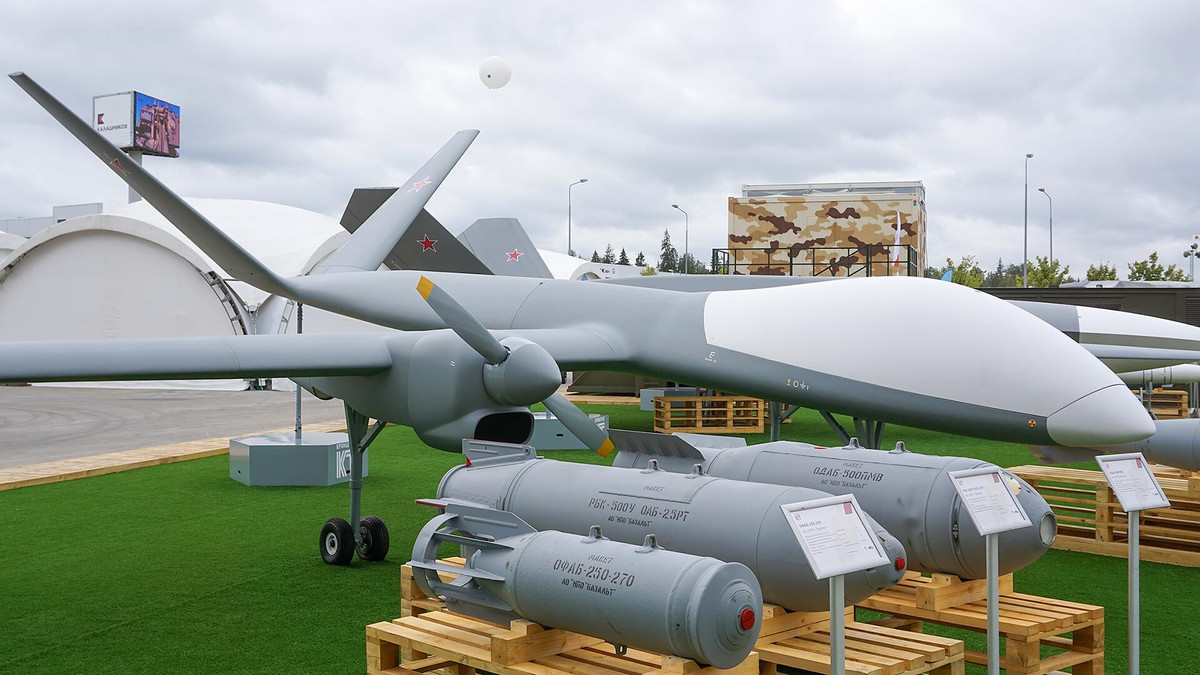 Không giống như máy bay không người lái Orion, chủ yếu được sử dụng cho nhiệm vụ chiến thuật dọc theo chiến tuyến, máy bay không người lái Sirius có thiết bị liên lạc vệ tinh đầu cuối tích hợp, giúp nó có phạm vi hoạt động xa hơn nhiều.