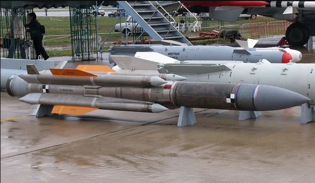 Khi bay tuần tra chiếm ưu thế trên không, các máy bay chiến đấu của Không quân Nga luôn mang theo một tên lửa chống radar (ARM) Kh-31, cùng tên lửa không đối không tầm xa RVV-BD, tầm trung RVV-SD và tầm ngắn RVV-MD.